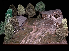 Diorama, Waldflugplatz mit Hangar und Baracke, beleuchtet, 1:48