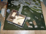 Diorama, Waldflugplatz mit Hangar und Baracke, beleuchtet, 1:48